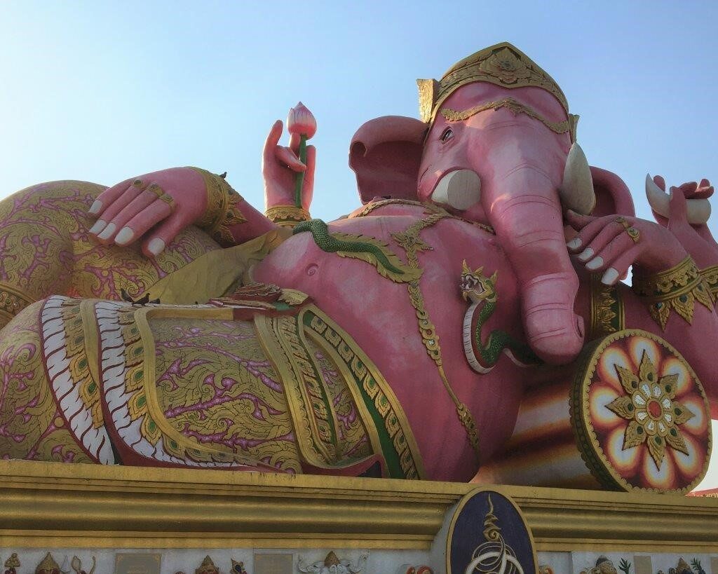 Pink Ganesh statue @Wat Saman Rattanaram